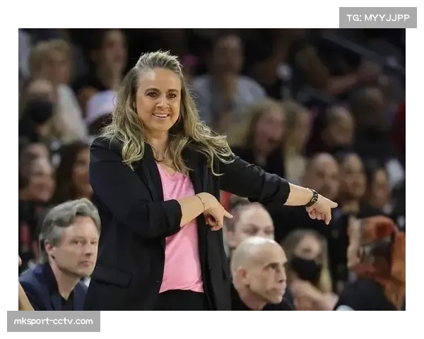 王牌主帅贝基·哈蒙执教四年三冠，被誉“WNBA版科尔”