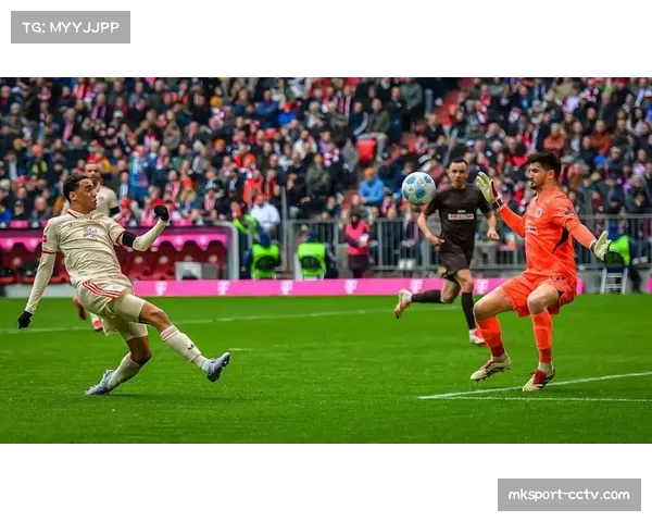 拜仁对阵圣保利，主队半场三次击中门框